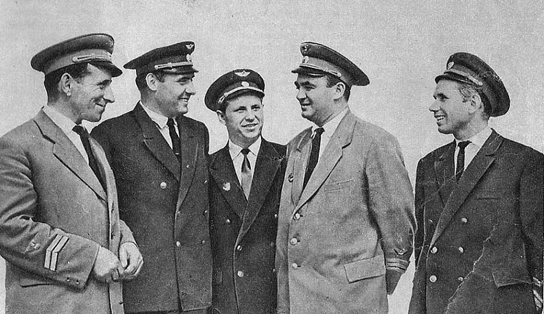 Экипаж рейса 366. Слева направо: бортмеханик В.Смирнов, штурман Виктор Царёв, борт-радист Иван Беремин, командир воздушного судна Виктор Мостовой и второй пилот Василий Чеченев.