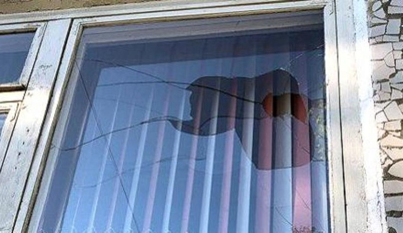 В Калуге выясняют, что толкнуло хулигана разбить окна в административном здании