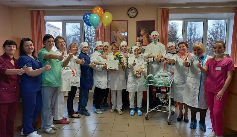 В Калуге студенты поздравили медиков детской городской больницы в день недоношенного ребенка
