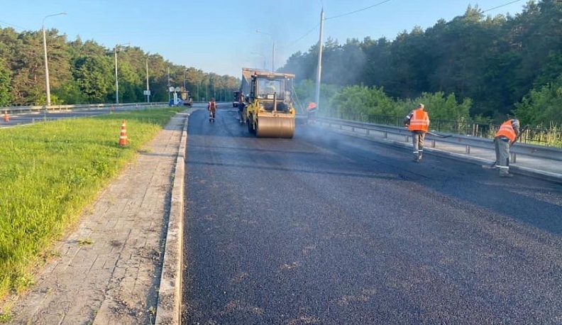 Дорожники за выходные заасфальтировали около 1,5 километров дороги на дамбе в Калуге
