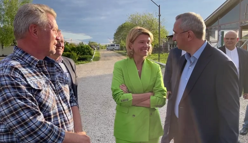 Ломающую стереотипы ферму Владислав Шапша показал Оксане Лут 