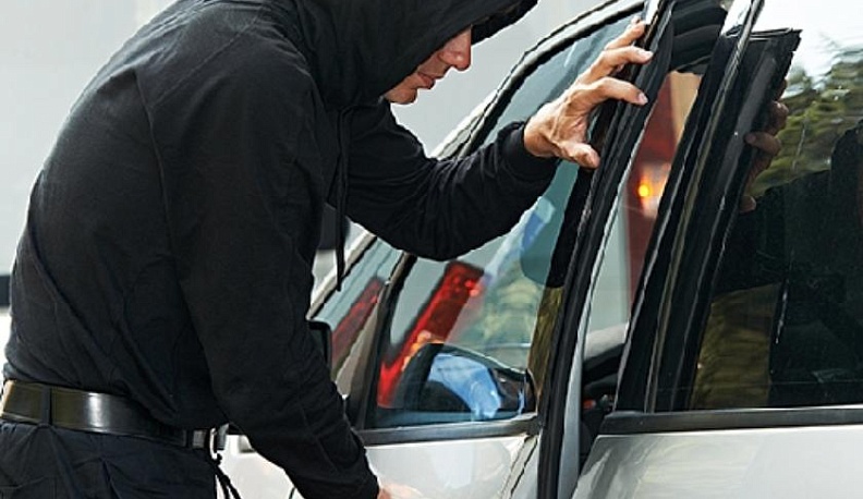 В Кирове парень выпил с товарищем и угнал его «Пежо»