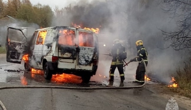 Минивэн загорелся в Калуге