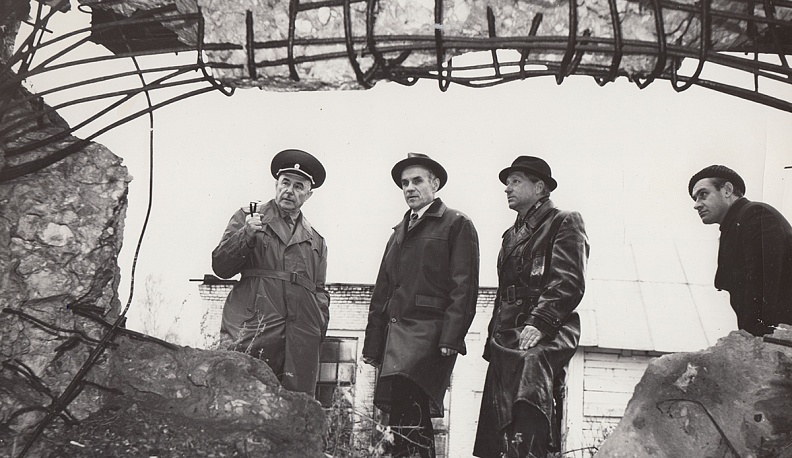 Генерал И. С. Стрельбицкий,  основатель музея М. М. Карпов,   бывший командир взвода  Подольского артучилища А. Г. Шаповалов у дота № 3.