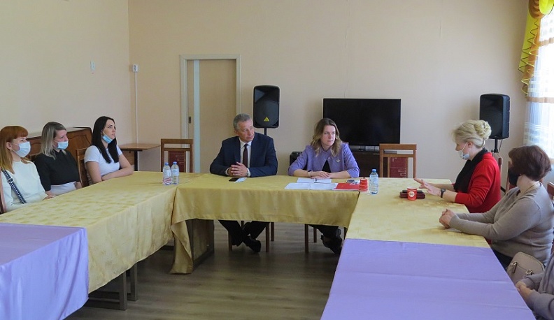 Ольга Коробова встретилась с многодетными и замещающими родителями Кировского района