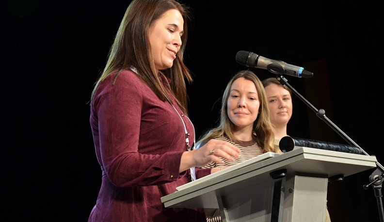 В Калуге поисковики передали солдатский медальон правнучкам погибшего красноармейца