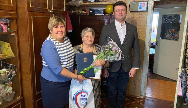 «Единая Россия» в Калуге продолжает поздравлять старейших партийцев