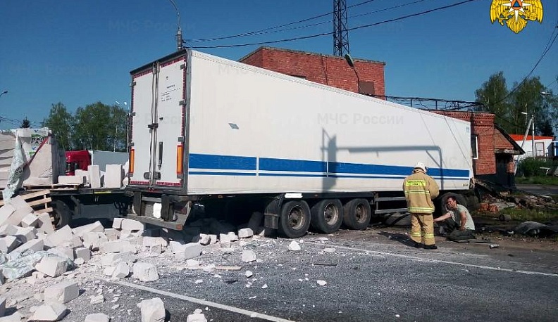 Утром в Калужской области столкнулись два грузовика
