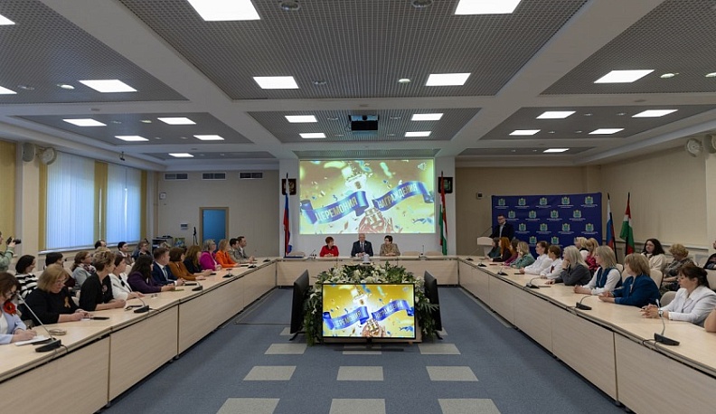 В Калуге наградили победителей регионального конкурса «Я в педагогике нашёл своё призвание...»