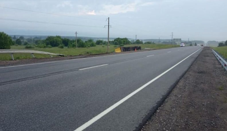 В Калужской области перевернулась фура с прицепом