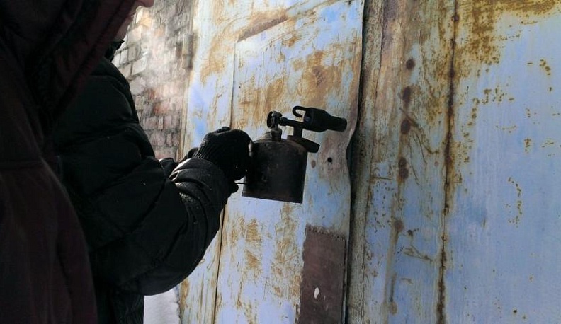 Вор просроченных консервов пытался запутать следы