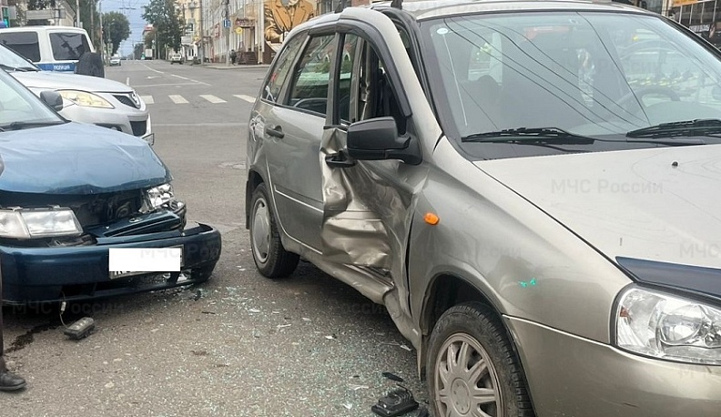 В Калуге легковушка врезалась в бок другой машины
