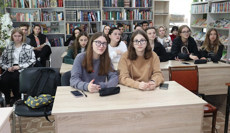 В рамках проекта «Без срока давности» в Мещовской районной библиотеке проведен «Патриотический час» и оформлена книжная выставка