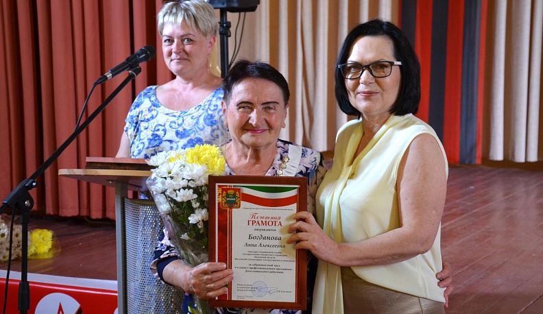 Коллектив Калужского дома-интерната для престарелых и инвалидов поздравили с Днем социального работника