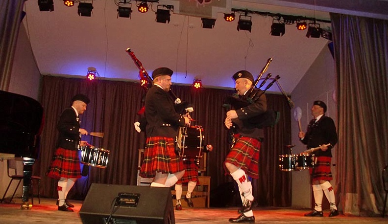 В Калуге играли на волынках и учили шотландским танцам