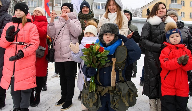 Хлебом и солью в Калуге встретили росгвардейцев, вернувшихся из служебной командировки на Украину