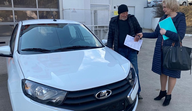 Пострадавшим на производстве жителям Калужской области вручили автомобили