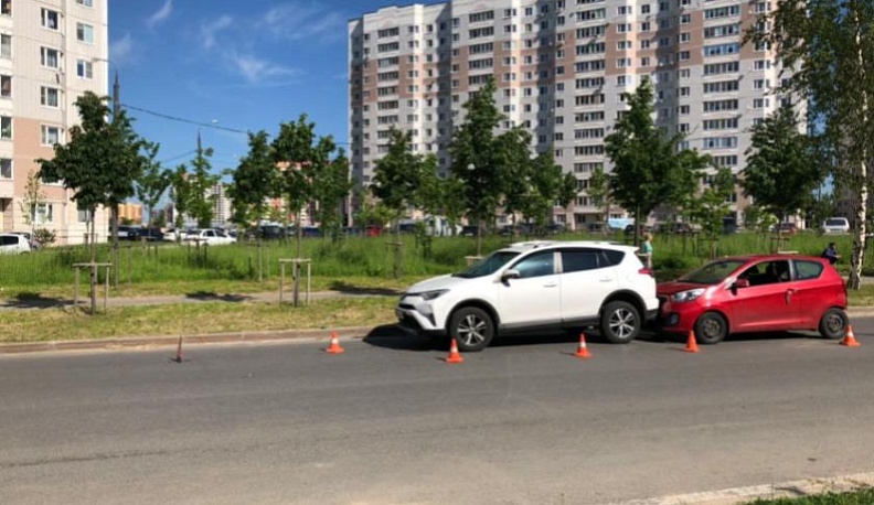 Водитель подставил свою машину под удар, чтобы спасти ребенка