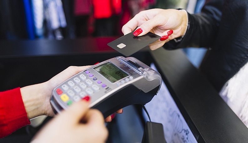 В Жукове женщина расплачивалась за покупки чужой банковской картой