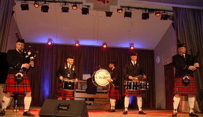 В Калуге играли на волынках и учили шотландским танцам