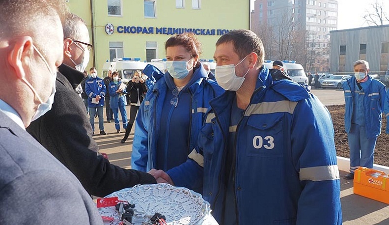Губернатор вручил медикам ключи от 10 новых карет скорой помощи