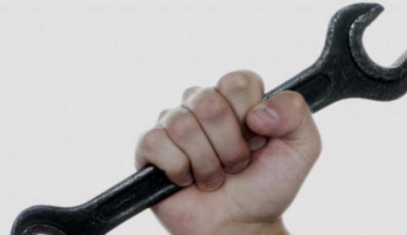 Грабитель ударил пенсионера гаечным ключом