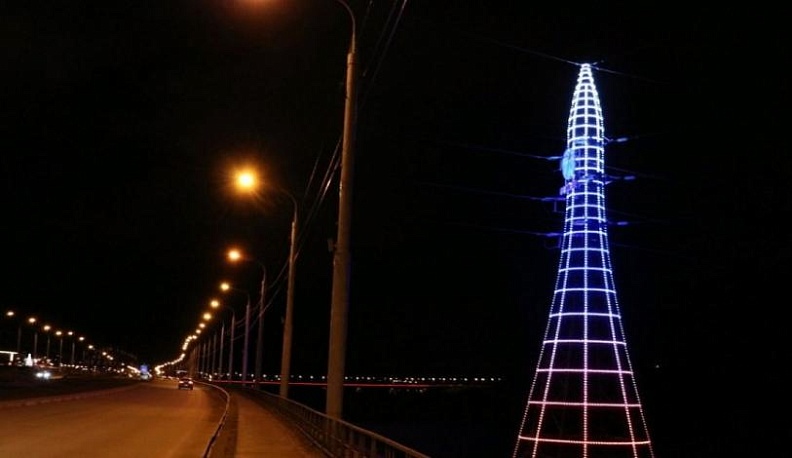 Иллюминация в цветах российского триколора украшает ночную Калугу