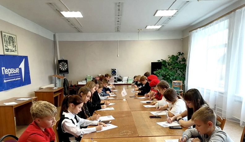 Думиничские школьники встретились с бойцом СВО и написали письма на фронт