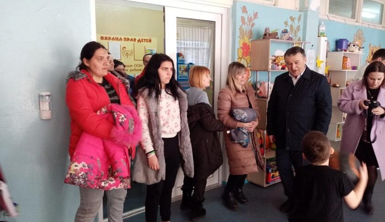 Сенатор Александр Савин посетил пункт временного размещения жителей Донбасса в Жуковском районе