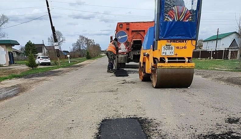 Владислав Шапша поторопил подрядчиков заделать ямы на дорогах к 9 мая