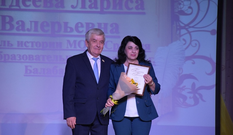 В Боровском районе вручили награды школьным учителям и педагогам допобразования