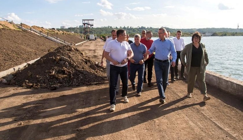 На набережной Яченского водохранилища строят тротуары и велосипедные дорожки
