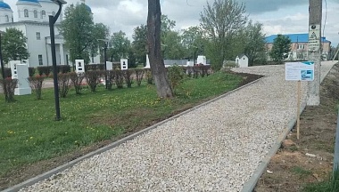 В Мещовске началось благоустройство территории у мемориального комплекса