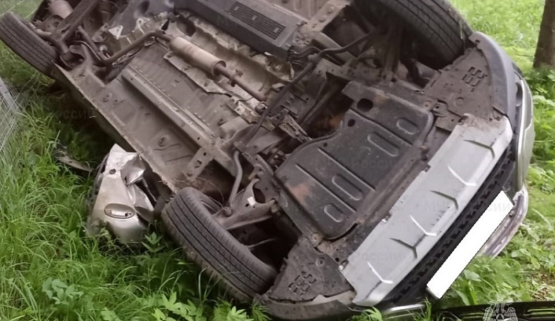 В Жуковском районе машина съехала в кювет и перевернулась