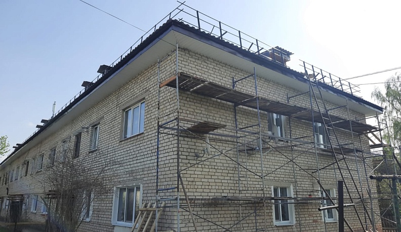 В Тарусском районе ремонтируют крыши 