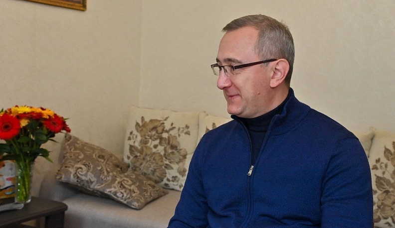 95-летний ветеран передала Владиславу Шапше папку с обращениями обнинцев