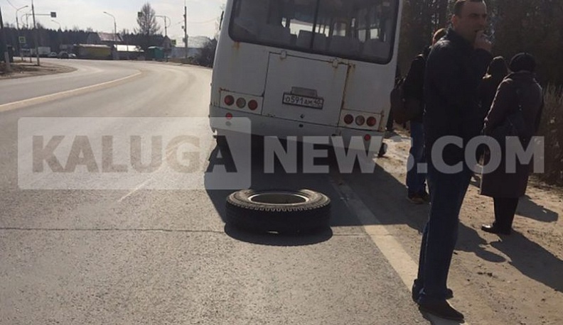 Под Калугой у пассажирского автобуса на ходу оторвало два колеса 