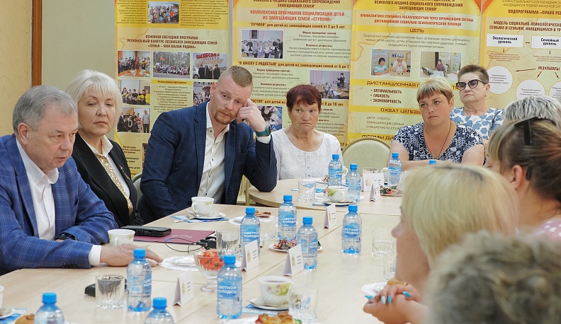 Анатолий Артамонов встретился в Калуге с представителями приемных семей области