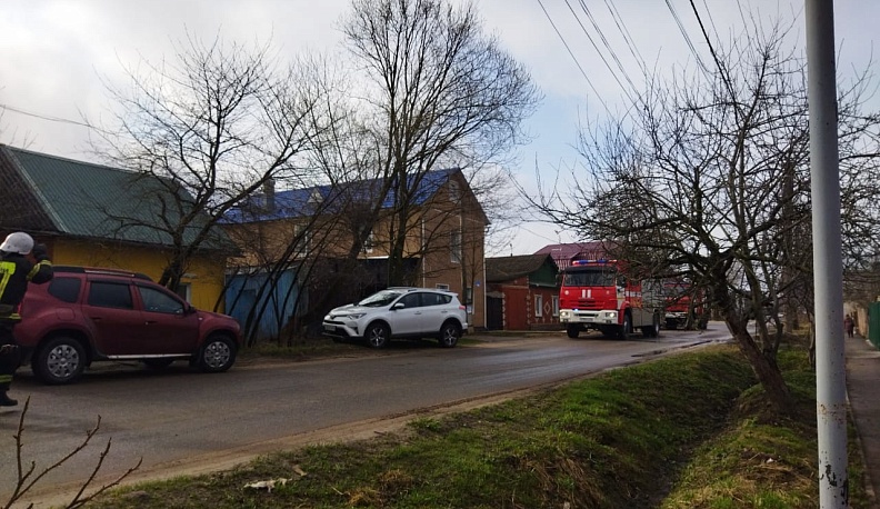 В Калуге на Малинниках пожарные потушили огонь в жилом доме