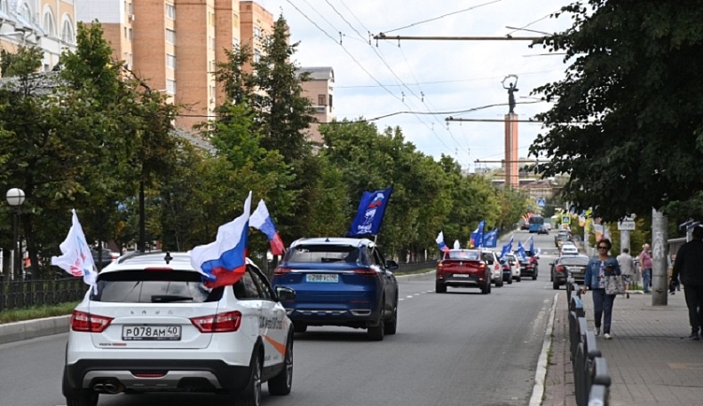 В Калуге в честь Дня флага прошел автопробег 
