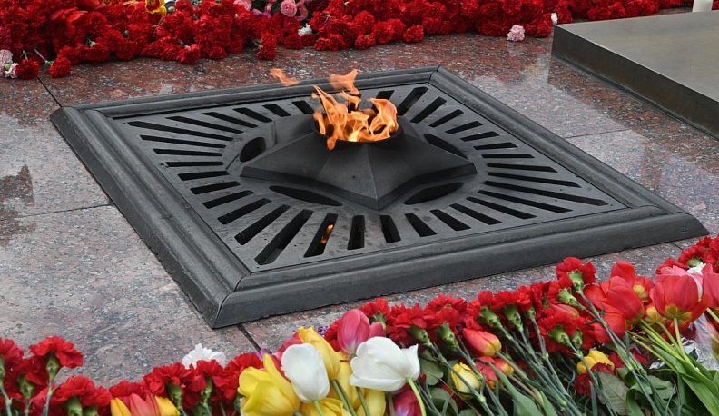 Калужане почтили память героев Великой Отечественной войны у Могилы Неизвестного Cолдата 