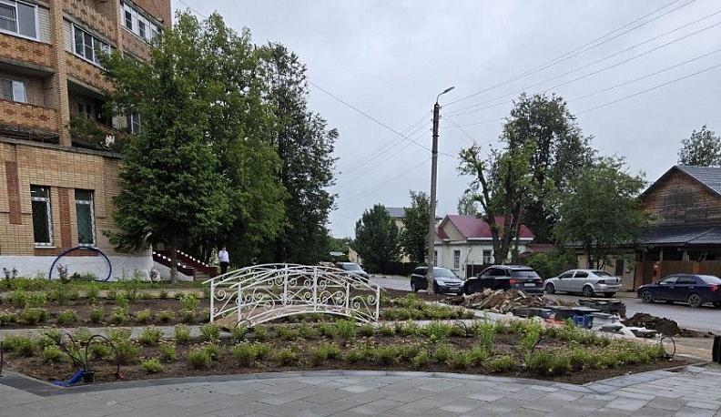 В Малоярославце завершается благоустройство сквера возле ЗАГСа