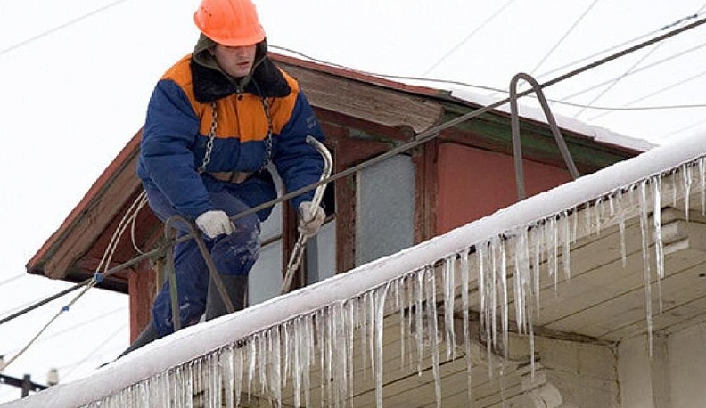 В Калуге за проблему сосулек решили взяться сразу с трех направлений