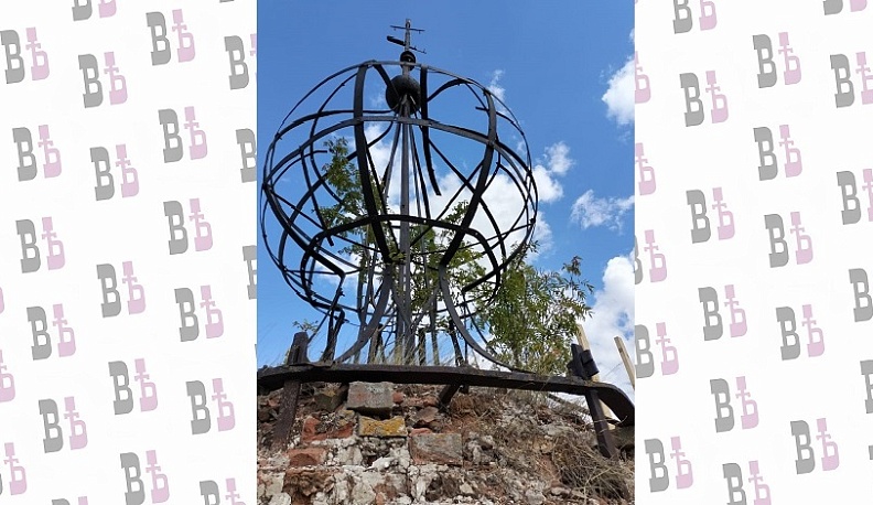 Рабочие впервые поднялись к старинному кресту XVIII века на храме в Тарусском районе