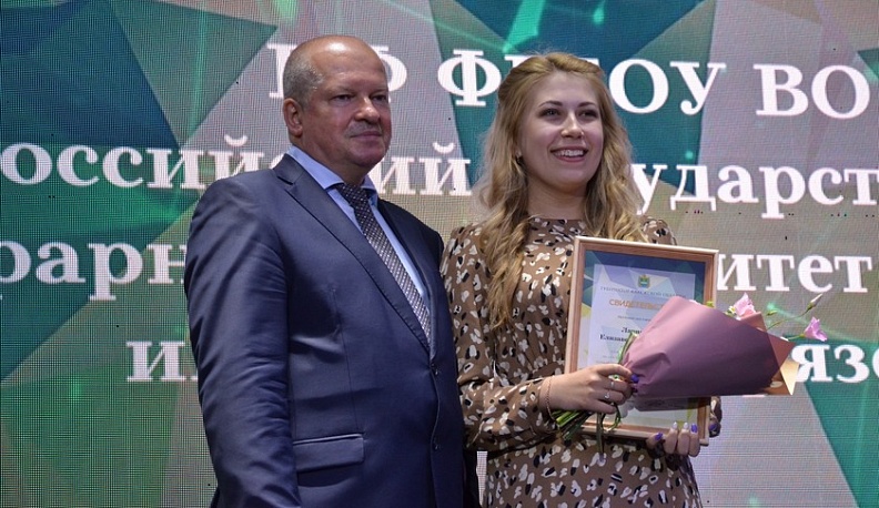 В Калуге выпускники губернаторских групп получили свидетельства об обучении