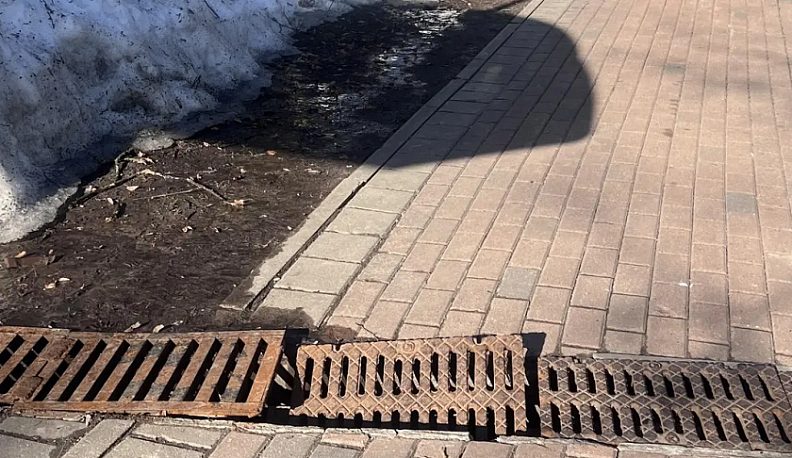 По просьбе жителя в Калуге отремонтировали сливные решетки
