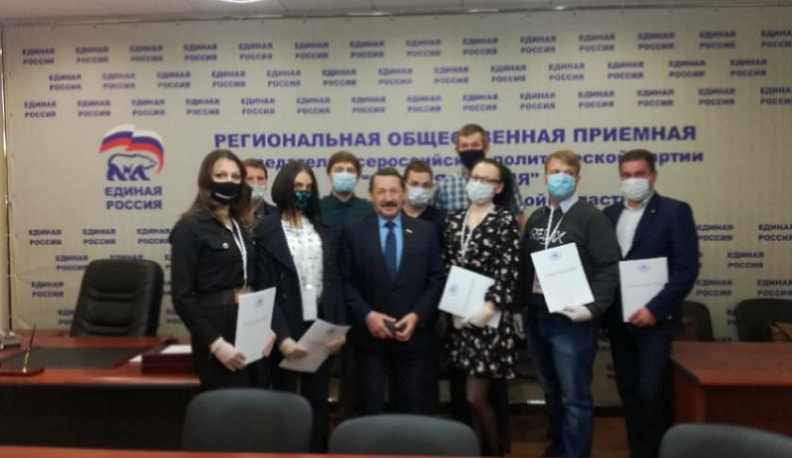 Геннадий Скляр вручил благодарственные письма представителям добровольческого движения