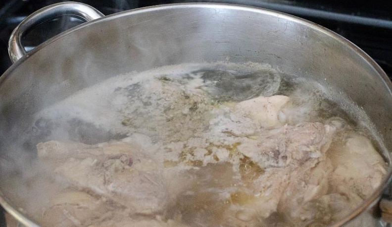 Сожитель подруги украл кастрюлю с мясом у козельчанки