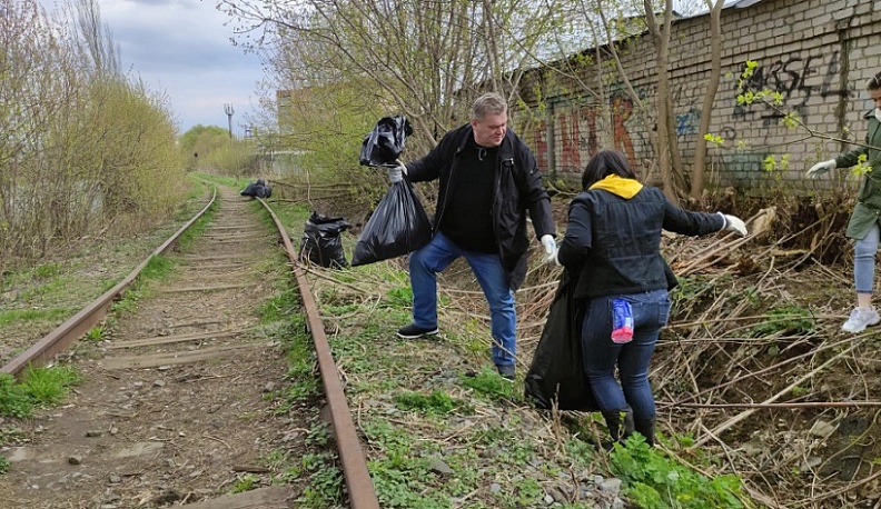 Министерство внутренней политики Калужской области вместе с местными журналистами провели субботник