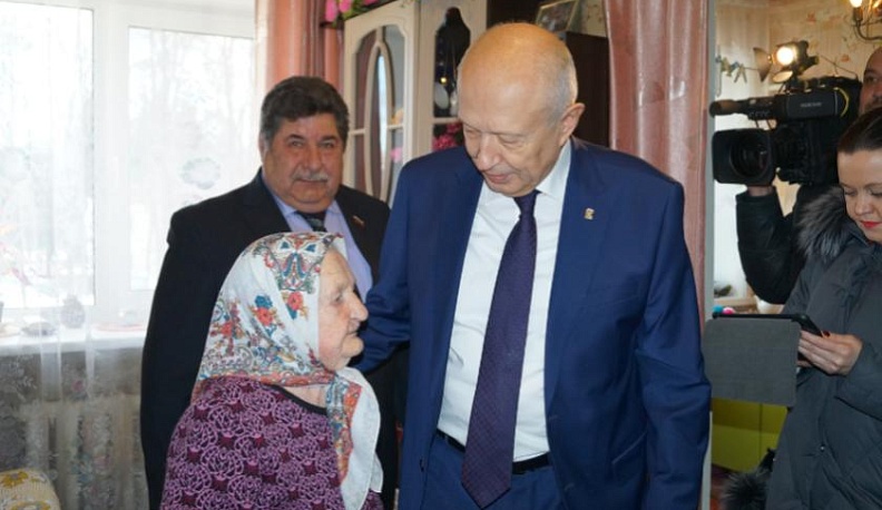 Виктор Бабурин навестил старейшую жительницу Калужской области